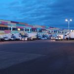 L'entrée et les camions